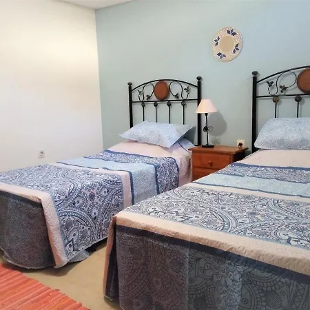 Litha House, 3 Bed Set Over 3 Floors 2 Mins From And Amenities Apartment *
