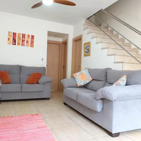 Litha House, 3 Bed Set Over 3 Floors 2 Mins From And Amenities Apartment *