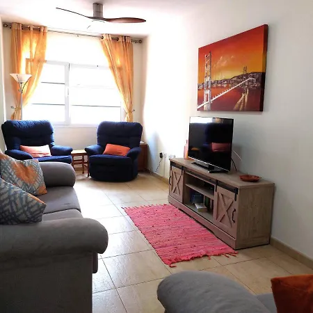 Litha House, 3 Bed Set Over 3 Floors 2 Mins From And Amenities Apartment *