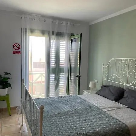 Mountain View Retreat: Charming With Shared Pool Apartment *