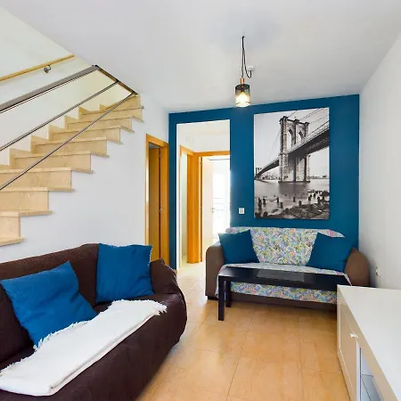 Modern 3 Bedroom House With Large Pool And Fast Internet, 100ft From The Sea - Sleeps 6 Holiday home *