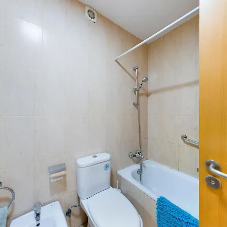 Modern 3 Bedroom House With Large Pool And Fast Internet, 100ft From The Sea - Sleeps 6