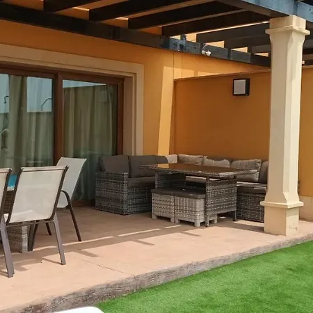 Beautiful, Spacious Villa, Heated Pool, Sleeps Eight, With Quality Furnishings Pousada