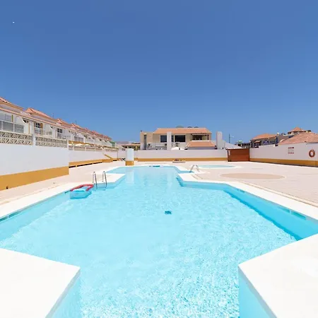 En El Castillo Con Piscina Apartment