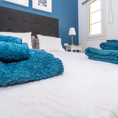 Holiday home Modern 3 Bedroom House With Large Pool And Fast Internet, 100ft From The Sea - Sleeps 6 *