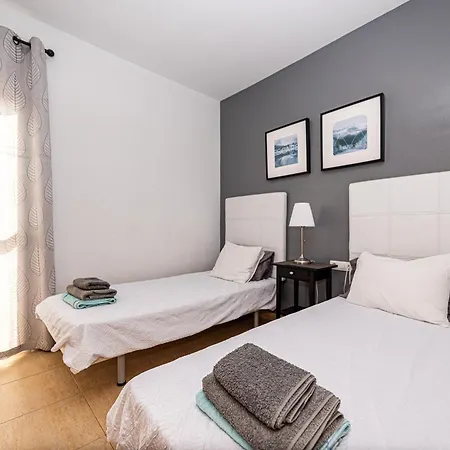 Modern 3 Bedroom House With Large Pool And Fast Internet, 100ft From The Sea - Sleeps 6 Holiday home *
