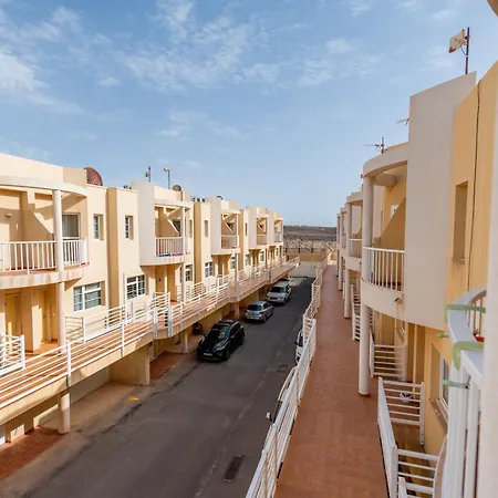 Modern 3 Bedroom House With Large Pool And Fast Internet, 100ft From The Sea - Sleeps 6 Holiday home