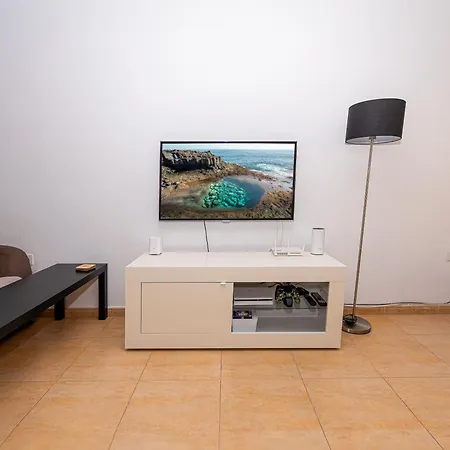 Holiday home Modern 3 Bedroom House With Large Pool And Fast Internet, 100ft From The Sea - Sleeps 6 Caleta De Fuste