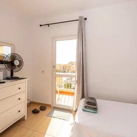 Modern 3 Bedroom House With Large Pool And Fast Internet, 100ft From The Sea - Sleeps 6 Holiday home *