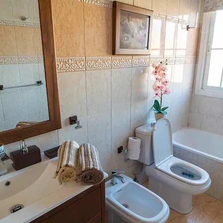 Hole-in-one Apartment *