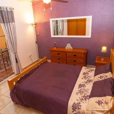 Hole-in-one Apartment *