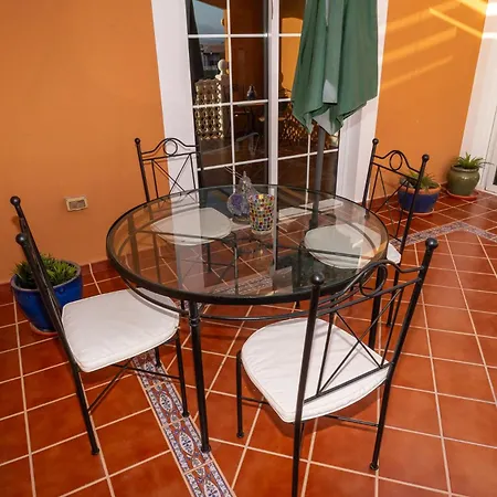 Hole-in-one Apartment
