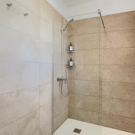 Recently Renovated, With Views, Barbecue And Outdoor Shower Apartment