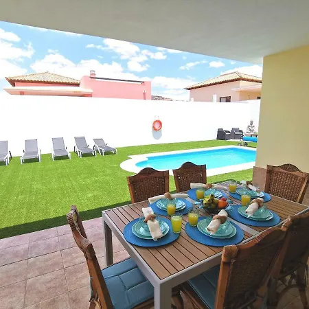 Villa Laura, Centro De *