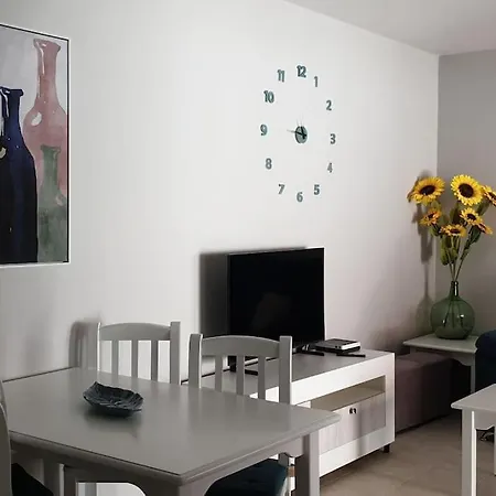 West Corner Apartment *